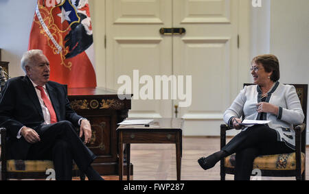 Santiago del Cile. 6 apr, 2016. Cile del Presidente Michelle Bachelet (R) incontra il Ministro degli esteri spagnolo Jose Manuel Garcia-Margallo presso il Palacio de la Moneda a Santiago, capitale del Cile, Aprile 6, 2016. Jose Manuel Garcia-Margallo era su una due giorni di visita in Cile. © Jorge Villegas/Xinhua/Alamy Live News Foto Stock