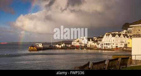 La mattina presto luce bagna il piccolo villaggio di pescatori di St Mawes in Cornovaglia, Inghilterra Foto Stock