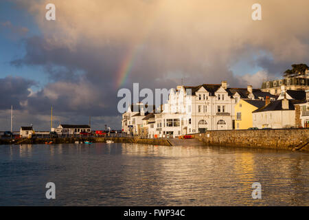 La mattina presto luce bagna il piccolo villaggio di pescatori di St Mawes in Cornovaglia, Inghilterra Foto Stock