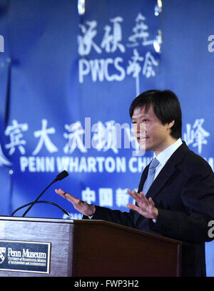 Washington DC, Stati Uniti d'America. 2 apr, 2016. Lei Jun, fondatore e CEO di Xiaomi Technology, parla a Penn Wharton Cina Summit, a Philadelphia, Pennsylvania, negli Stati Uniti il 2 aprile 2016. © Yin Bogu/Xinhua/Alamy Live News Foto Stock