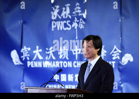 Washington DC, Stati Uniti d'America. 2 apr, 2016. Lei Jun, fondatore e CEO di Xiaomi Technology, parla a Penn Wharton Cina Summit, a Philadelphia, Pennsylvania, negli Stati Uniti il 2 aprile 2016. © Yin Bogu/Xinhua/Alamy Live News Foto Stock