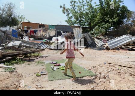 Gerusalemme, Gerusalemme, Territorio palestinese. 7 apr, 2016. Una ragazza da Arabo Beduino Jahalin comunità passeggiate passato i detriti di case in Cisgiordania Accampamento Beduino di al-Khan al-Ahmar su Aprile 7, 2016 dopo la autorità israeliane hanno demolito quattro case che hanno detto sono stati costruiti senza autorizzazione Credito: Hamza Shalash APA/images/ZUMA filo/Alamy Live News Foto Stock