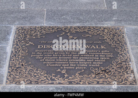 Dundee, Tayside, Scozia, Regno Unito, 7 aprile 2016. Martedì 6 Aprile Dundee City Council privatamente svelata 9 placche di bronzo impostato nell'area lastricata di Slessor quadrato lungo la scoperta a piedi nel cuore della città sul lungomare del progetto di sviluppo in Dundee. Essa celebra i contributi di Dundee persone che hanno contribuito alla scienza e alla società in un modo altamente visibile e permanente. Credito: Dundee fotografico / Alamy Live News Foto Stock