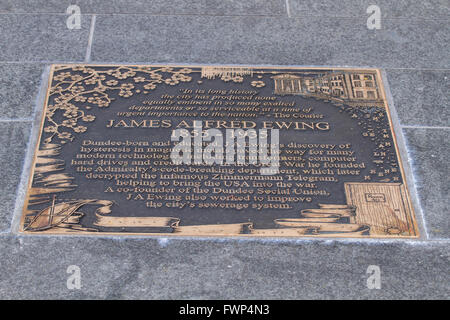 Dundee, Tayside, Scozia, Regno Unito, 7 aprile 2016. Martedì 6 Aprile Dundee City Council privatamente svelata 9 placche di bronzo impostato nell'area lastricata di Slessor quadrato lungo la scoperta a piedi nel cuore della città sul lungomare del progetto di sviluppo in Dundee. Essa celebra i contributi di Dundee persone che hanno contribuito alla scienza e alla società in un modo altamente visibile e permanente. Credito: Dundee fotografico / Alamy Live News Foto Stock