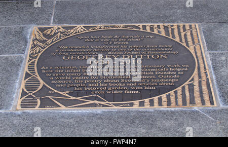 Dundee, Tayside, Scozia, Regno Unito, 7 aprile 2016. Martedì 6 Aprile Dundee City Council privatamente svelata 9 placche di bronzo impostato nell'area lastricata di Slessor quadrato lungo la scoperta a piedi nel cuore della città sul lungomare del progetto di sviluppo in Dundee. Essa celebra i contributi di Dundee persone che hanno contribuito alla scienza e alla società in un modo altamente visibile e permanente. Credito: Dundee fotografico / Alamy Live News Foto Stock