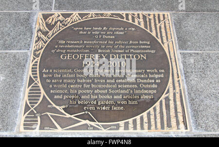 Dundee, Tayside, Scozia, Regno Unito, 7 aprile 2016. Martedì 6 Aprile Dundee City Council privatamente svelata 9 placche di bronzo impostato nell'area lastricata di Slessor quadrato lungo la scoperta a piedi nel cuore della città sul lungomare del progetto di sviluppo in Dundee. Essa celebra i contributi di Dundee persone che hanno contribuito alla scienza e alla società in un modo altamente visibile e permanente. Credito: Dundee fotografico / Alamy Live News Foto Stock