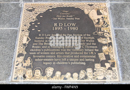 Dundee, Tayside, Scozia, Regno Unito, 7 aprile 2016. Martedì 6 Aprile Dundee City Council privatamente svelata 9 placche di bronzo impostato nell'area lastricata di Slessor quadrato lungo la scoperta a piedi nel cuore della città sul lungomare del progetto di sviluppo in Dundee. Essa celebra i contributi di Dundee persone che hanno contribuito alla scienza e alla società in un modo altamente visibile e permanente. Credito: Dundee fotografico / Alamy Live News Foto Stock