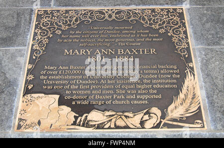 Dundee, Tayside, Scozia, Regno Unito, 7 aprile 2016. Martedì 6 Aprile Dundee City Council privatamente svelata 9 placche di bronzo impostato nell'area lastricata di Slessor quadrato lungo la scoperta a piedi nel cuore della città sul lungomare del progetto di sviluppo in Dundee. Essa celebra i contributi di Dundee persone che hanno contribuito alla scienza e alla società in un modo altamente visibile e permanente. Credito: Dundee fotografico / Alamy Live News Foto Stock