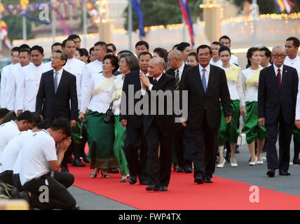 Phnom Penh Cambogia. 7 apr, 2016. Cambogiano di re Norodom Sihamoni (C, anteriore) assiste una cerimonia di benedizione in Phnom Penh Cambogia, Aprile 7, 2016. L'Unione delle Federazioni giovanili della Cambogia (UYFC) organizzata una cerimonia di benedizione per la nazione è Re Norodom Sihamoni giovedì sera prima del nuovo anno lunare, che inizia la prossima settimana dal 13 aprile al 16. Credito: Sovannara/Xinhua/Alamy Live News Foto Stock