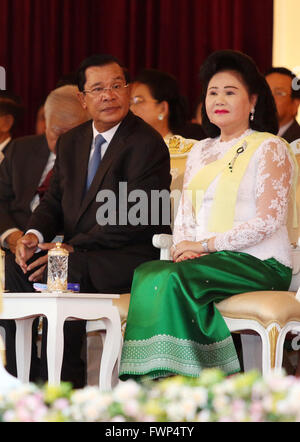 Phnom Penh Cambogia. 7 apr, 2016. Primo ministro cambogiano Hun Sen (L, anteriore) e sua moglie Bun Rany (R, anteriore) assistere ad una cerimonia di benedizione in Phnom Penh Cambogia, Aprile 7, 2016. L'Unione delle Federazioni giovanili della Cambogia (UYFC) organizzata una cerimonia di benedizione per la nazione è Re Norodom Sihamoni giovedì sera prima del nuovo anno lunare, che inizia la prossima settimana dal 13 aprile al 16. Credito: Sovannara/Xinhua/Alamy Live News Foto Stock