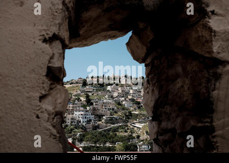 Gerusalemme, Israele. 7 Aprile, 2016. Una vista della valle del Cedro, il monte di Sion e la Dormition Abbey campanile da un edificio che residenti ebraica chiamata Frumkin Bet. Una stima di 500 ebrei israeliani vivono attualmente in Kfar Shiloach tra 45.000 arabi palestinesi che chiamano il villaggio Silwan e considerare gli Ebrei coloni illegali. La maggior parte delle offerte di terra sono state orchestrate da Ateret Cohanim, un ebreo israeliano organizzazione che lavora per la creazione di una maggioranza ebraica in quartieri Arabi a Gerusalemme Est, sostenendo tutte le offerte di terra legittimo e legale. Foto Stock