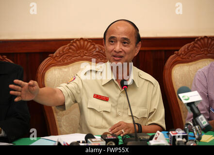 Phnom Penh Cambogia. 7 apr, 2016. Om Yintieng, presidente della Cambogia unità anticorruzione (ACU), parla nel corso di una conferenza stampa a Phnom Penh in Cambogia, Aprile 7, 2016. Un tribunale cambogiano giovedì caricata la Cambogia è ambasciatore in Corea del Sud Suth Dina con due conteggi - lo sfruttamento illegale e abuso di potere - che potrebbe portare fino a quindici anni di carcere, Om Yintieng detto. Credito: Sovannara/Xinhua/Alamy Live News Foto Stock