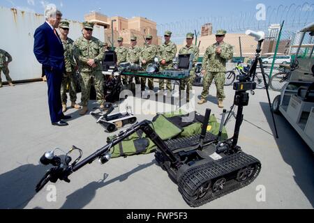 Manama, Bahrain. 7 Aprile, 2016. U.S il Segretario di Stato John Kerry guarda una dimostrazione di un'eliminazione degli ordigni esplosivi robot durante una visita con i marinai e i Marines a navale attività di supporto Bahrain Aprile 7, 2016 in Manama, Bahrain. Il Bahrein è casa di U.S. Forze Navali del comando centrale e gli Stati Uniti Quinta Flotta. Credito: Planetpix/Alamy Live News Foto Stock