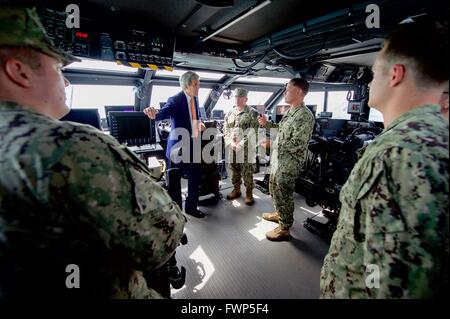 Manama, Bahrain. 7 Aprile, 2016. U.S il Segretario di Stato John Kerry tours il ponte della Marina marchio fluviale vi barca durante una visita con i marinai e i Marines a navale attività di supporto Bahrain Aprile 7, 2016 in Manama, Bahrain. Il Bahrein è casa di U.S. Forze Navali del comando centrale e gli Stati Uniti Quinta Flotta. Credito: Planetpix/Alamy Live News Foto Stock