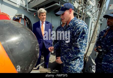 Manama, Bahrain. 7 Aprile, 2016. U.S il Segretario di Stato John Kerry guarda una miniera contromisure drone a bordo della USS Dévastateur durante una visita con i marinai e i Marines a navale attività di supporto Bahrain Aprile 7, 2016 in Manama, Bahrain. Il Bahrein è casa di U.S. Forze Navali del comando centrale e gli Stati Uniti Quinta Flotta. Credito: Planetpix/Alamy Live News Foto Stock