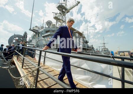 Manama, Bahrain. 7 Aprile, 2016. U.S il Segretario di Stato John Kerry si diparte la USS Dévastateur dopo un tour della nave durante una visita con i marinai e i Marines a navale attività di supporto Bahrain Aprile 7, 2016 in Manama, Bahrain. Il Bahrein è casa di U.S. Forze Navali del comando centrale e gli Stati Uniti Quinta Flotta. Credito: Planetpix/Alamy Live News Foto Stock