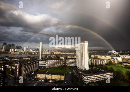 Londra, Regno Unito. 7 Aprile, 2016. Regno Unito: Meteo arcobaleno colorato si rompe durante un temporale serale oltre a sud-est di Londra Credito: Guy Corbishley/Alamy Live News Foto Stock