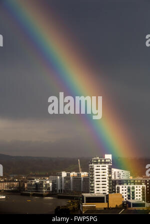 Londra, Regno Unito. 7 Aprile, 2016. Regno Unito: Meteo arcobaleno colorato si rompe durante un temporale serale oltre a sud-est di Londra Credito: Guy Corbishley/Alamy Live News Foto Stock