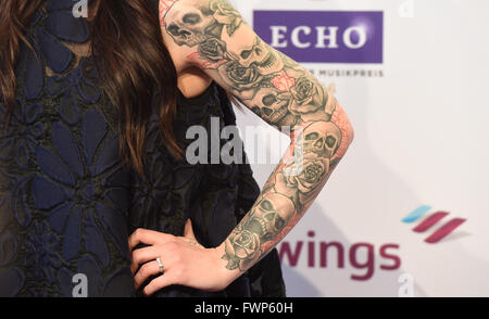 Berlino, Germania. 07 apr, 2016. Cantante britannica Amy Macdonald arriva al venticinquesimo Echo musica cerimonia di premiazione a Berlino, Germania, 07 aprile 2016. I premi sono stati presentati in 31 categorie. Foto: Jens KALAENE/dpa/Alamy Live News Foto Stock