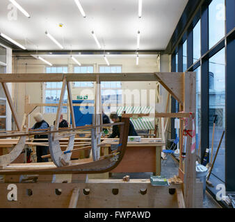 Workshop con altezza piena vetri verso la strada. Il Boathouse 4, Portsmouth, Regno Unito. Architetto: Walters e Cohen Ltd, 201 Foto Stock