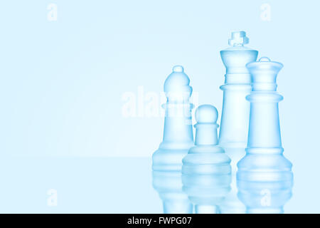 Strategia e concetto di leadership; smerigliato figure di scacchi in ghiaccio, in piedi insieme pronte per il gioco come su una foto di famiglia. Foto Stock