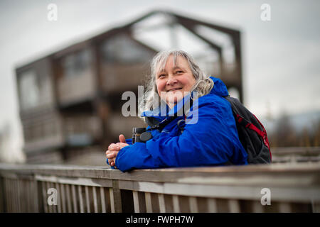 Tracy Norris, medico di medicina generale medico e volontario, al Dyfi Osprey Progetto, Dyfi valley, Machynlleth, Powys Wales UK. ©keith morris www.artswebwales.com keith@artx.co.uk 07710 01970 285968 611106 Progetto: Dyfi 360 orizzontale - per le persone e la fauna selvatica. La Osprey Osservatorio La Montgomeryshire Wildlife Trust ha costruito un sistema allo stato dell'arte osservatorio di uccelli nel mezzo di una remota Welsh zona umida. Tracy Norris (51) era un Hampshire-basato GP con un profondo interesse per i rapaci, specialmente asprì, ma in precedenza non erano mai impegnarsi in qualsiasi attività di volontariato di questo tipo. Ha Foto Stock