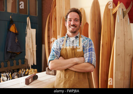 Ritratto di falegname rendendo le tavole da surf su misura in officina Foto Stock