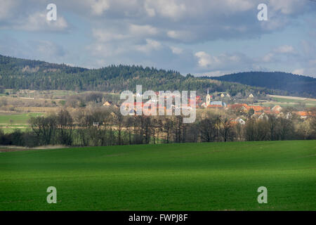 Villaggio Slupice nei campi Bassa Slesia Polonia Foto Stock