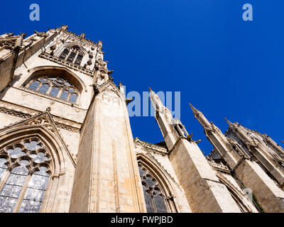 Dettaglio della cattedrale di York Minster contro il cielo blu della città di York Yorkshire Inghilterra Foto Stock