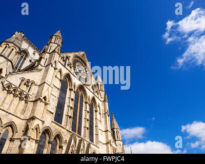 Architettura particolare di York Minster contro il cielo blu che mostra il rosone della città di York Yorkshire Inghilterra Foto Stock