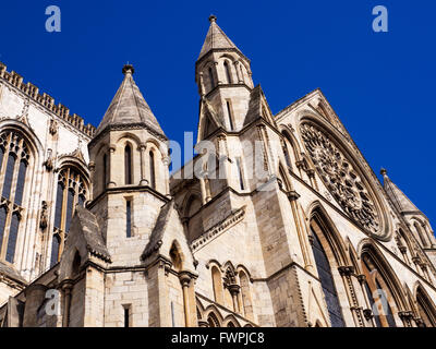 Architettura particolare di York Minster contro il cielo blu con il rosone sulla destra della città di York Yorkshire Inghilterra Foto Stock