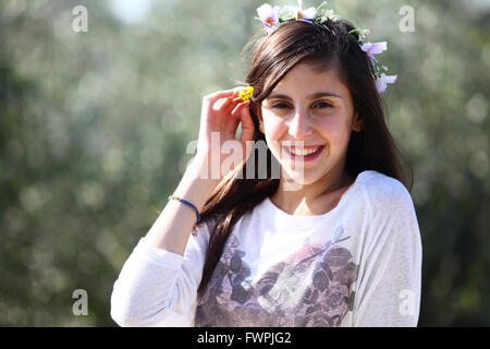 I giovani di dodici anni ragazza preteen all'aperto gode di natura (modello di rilascio disponibili) Foto Stock