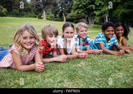 Dei bambini felici sdraiati sull'erba Foto Stock