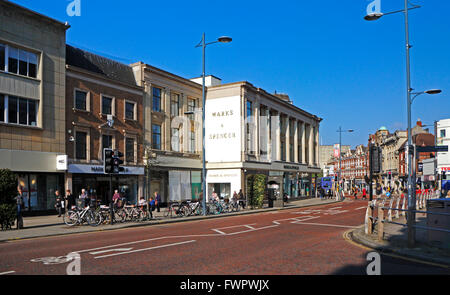 Una vista di St Stephen's Street che conduce al Red Lion Street nel centro della città di Norwich, Norfolk, Inghilterra, Regno Unito. Foto Stock