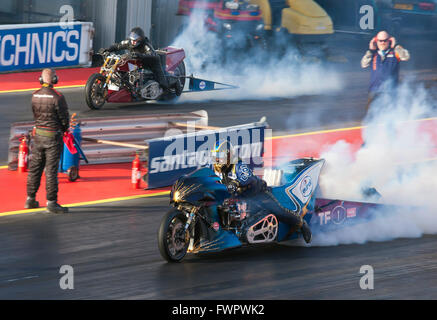 Top Fuel motociclo drag racing a Santa Pod Raceway, René van den Berg nearside, Nick Milburn lato lontano. Foto Stock