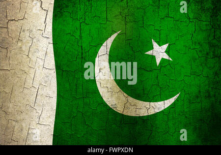 Il pakistan bandiera su un vecchio muro rotto Foto Stock
