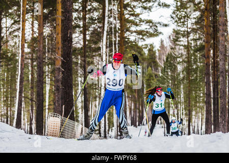 Kyshtym, Russia - Marzo 26, 2016: vecchia sciatori atleti maschio fino mountain durante il campionato su sci di fondo Foto Stock