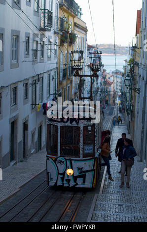 Ascensor da Bica, funicolare a Lisbona Portogallo Foto Stock