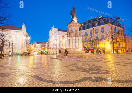 Praça Luis de Camoes e largo Chiado, Lisbona, serata portogallo Foto Stock