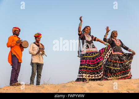 Gypsy musicisti e ballerini, Pushkar, Rajasthan, India Foto Stock