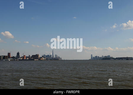 La città di New York skyline di New York City, NY, visto dal fiume Hudson il 7 luglio 2013. Foto Stock