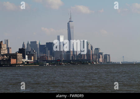 La città di New York skyline di New York City, NY, visto dal fiume Hudson il 7 luglio 2013. Foto Stock