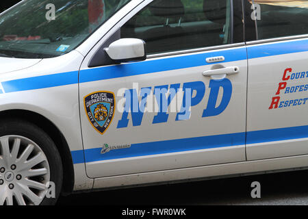 Una polizia di New York cruiser in New York, NY su luglio 8, 2013. Foto Stock