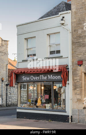 Shop - cucire sulla luna, High Street, Glastonbury, Somerset, Inghilterra. Foto Stock