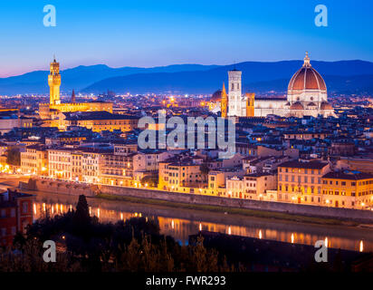Panorama di Firenze con i suoi punti di riferimento, di Santa Maria del Fiore e Palazzo Vecchio (Palazzo Vecchio o della Signoria) Foto Stock