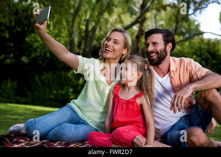 Donna prendendo selfie con mio marito e mia figlia in cantiere Foto Stock