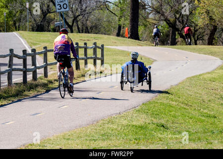 Un uomo disabile cicli con altri cylists su un handicap alloggio bike su sentieri nella città di Oklahoma, Oklahoma, Stati Uniti d'America. Foto Stock