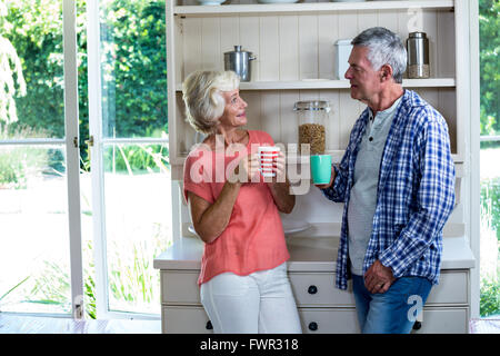 Felice coppia senior avente il caffè a casa Foto Stock