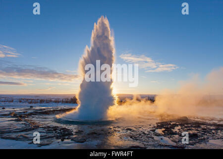 Eruzione di Strokkur, fontana geyser nell'area geotermale accanto al fiume Hvítá in inverno, Haukadalur, Sudurland, Islanda Foto Stock