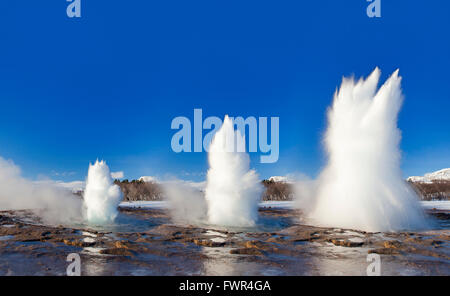 Composizione digitale che mostra fasi di eruzione di Strokkur, fontana geyser nell'area geotermale accanto al fiume Hvítá, Islanda Foto Stock